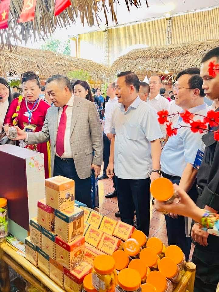 Chủ tịch UBND thành phố Trần Sỹ Thanh tham quan Không gian truyền thống và sáng tạo Hà Nội 2025